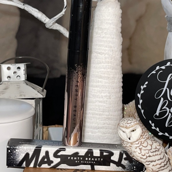 FENTY BEAUTY By Rihanna Full Frontal Volume, Lift & Curl Black Mascara - Picture 5 of 16